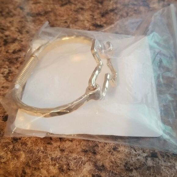 Cross silver tone bracelet - Picture 3 of 10